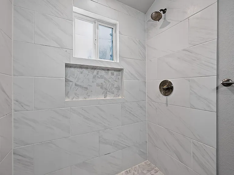 2321 Lakehurst Dr — Photo 17