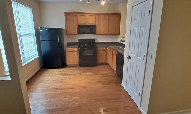 4330 Park Gate Dr — Photo 3