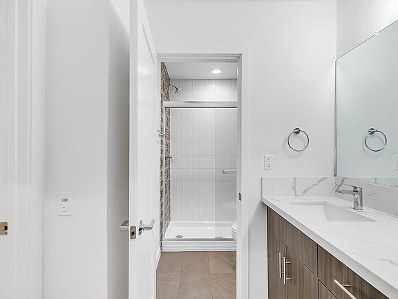 4th image of 1939 Argyle Ave #4