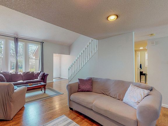 06 - Living room.jpg