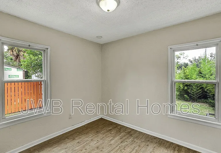 7823 Paul Jones Dr — Photo 11