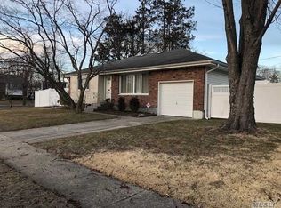 16 Park Ct, Plainview, NY 11803