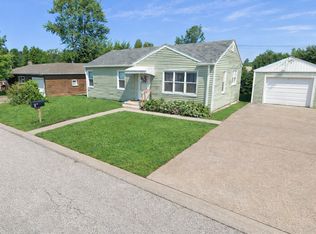 9 Virginia Dr, Muscatine, IA 52761