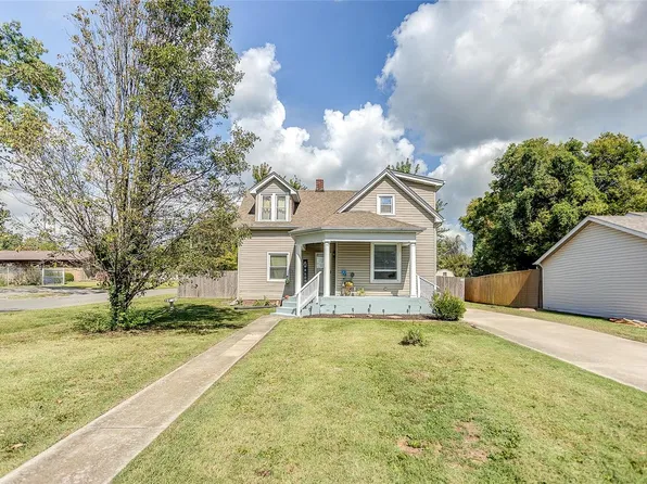 228 W Zupan St, Maryville, IL 62062