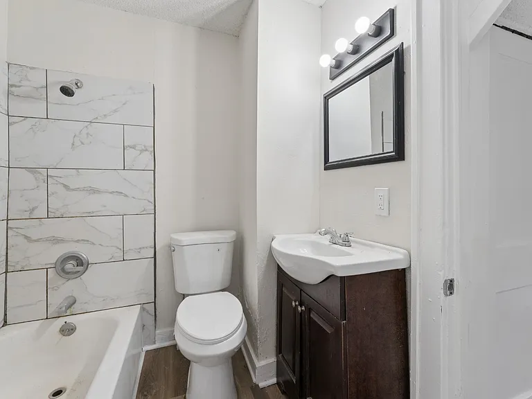 1049 Calvin St — Photo 20