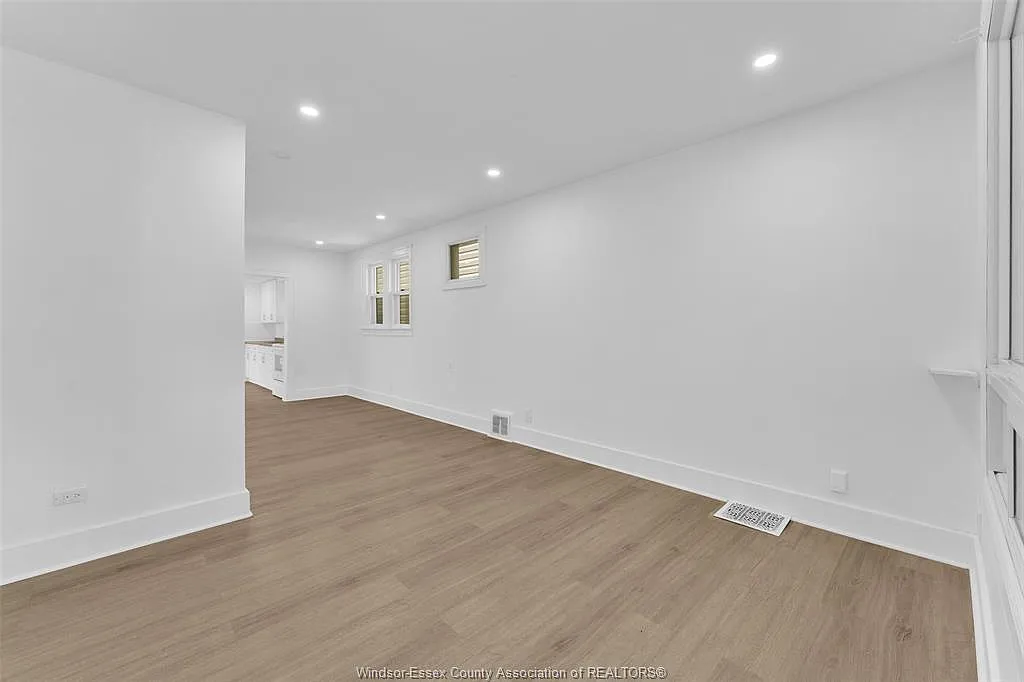 4 bed, $2,100 — Photo 2