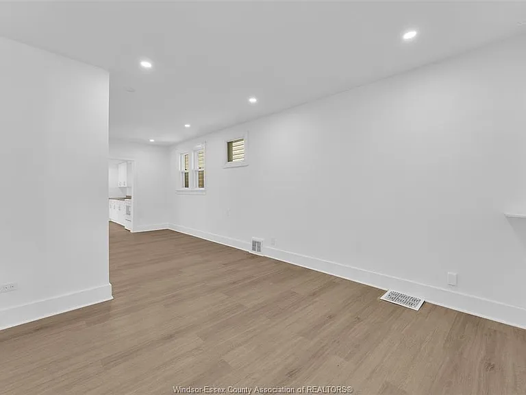 3622 Queen St — Photo 2