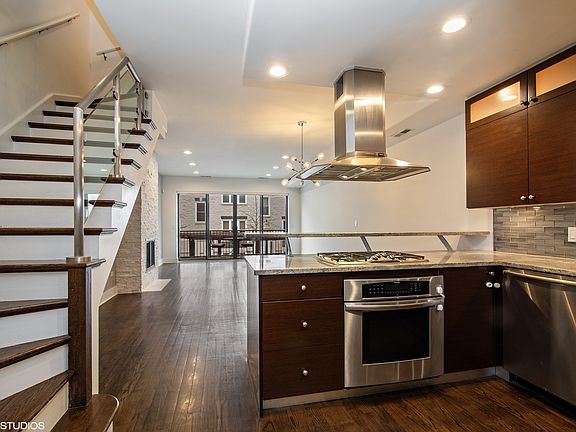 5th image of 1926 N Lincoln Park West St #Th2d