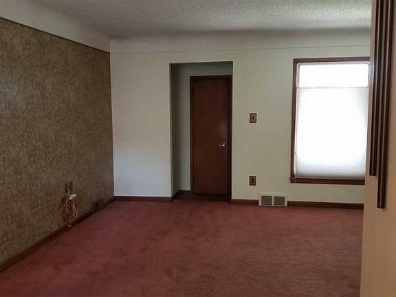 4th image of 21800 Lakeland St