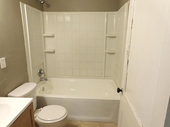 5th image of 823 Cambridge Ave
