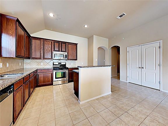 4th image of 9008 Dry Creek Dr