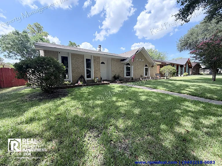 407 Ivy Way — Photo 2
