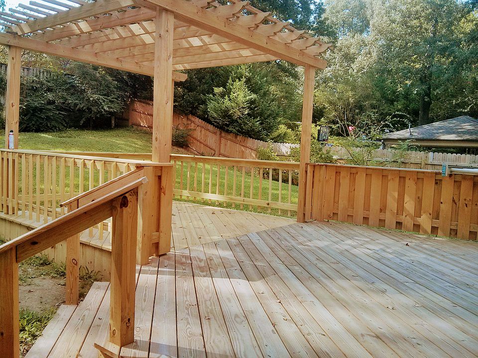 Deck with pergola