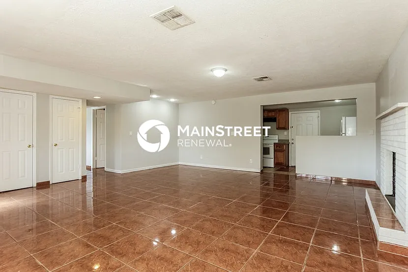 2534 N 51st Dr — Photo 4