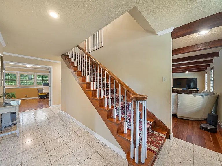 112 Leigh Cir — Photo 5