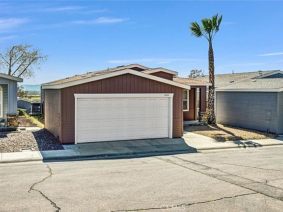 3rd image of 2424 Sunset Ridge Dr