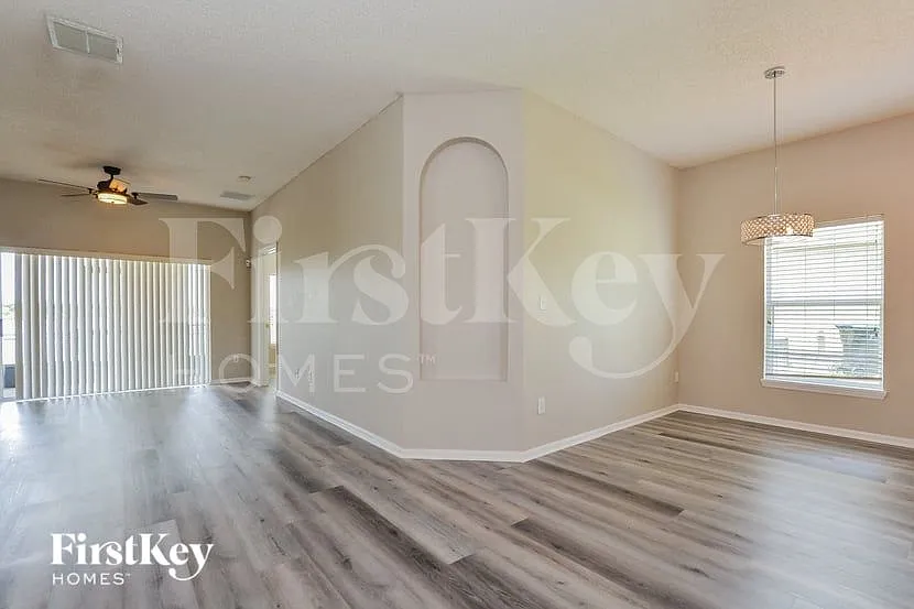 4 bed, 2.0 bath, 1465 sqft, $2,905 — Photo 4