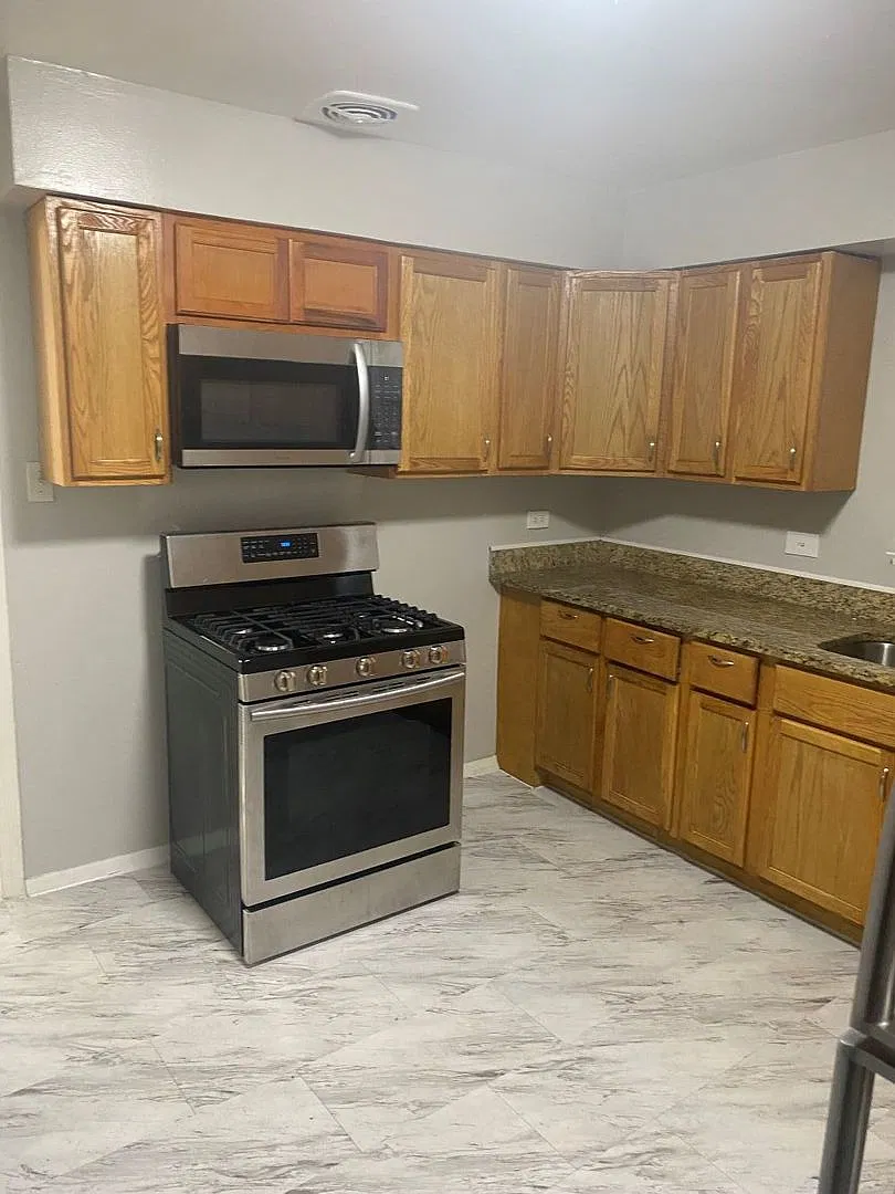 3 bed, 1280 sqft, $1,800 — Photo 2