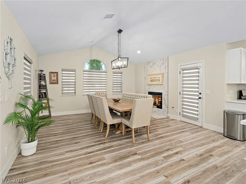 4 bed, 2.5 bath, 2427 sqft, $4,995 — Photo 4