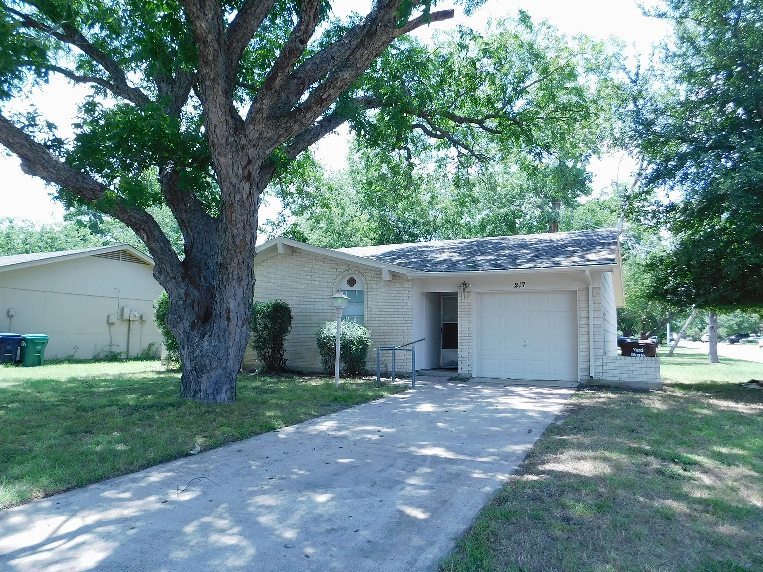 3 bed, 1.5 bath, 1067 sqft, $1,525 — Photo 1