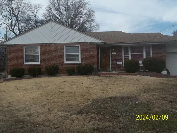1215 La Rue Ct, Saint Louis, MO 63137