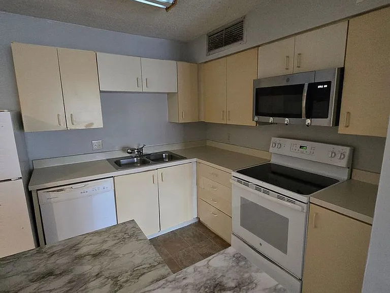 300 Lakepointe Dr #204 — Photo 8