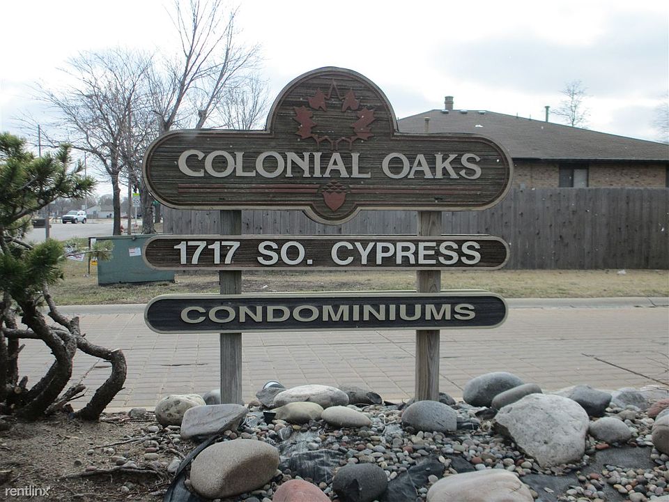 Colonial Oaks