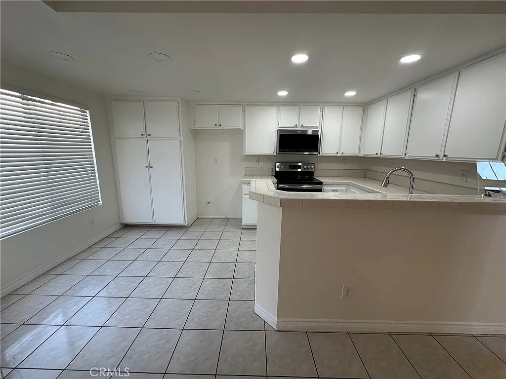 4 bed, 2.5 bath, 1726 sqft, $3,550 — Photo 2