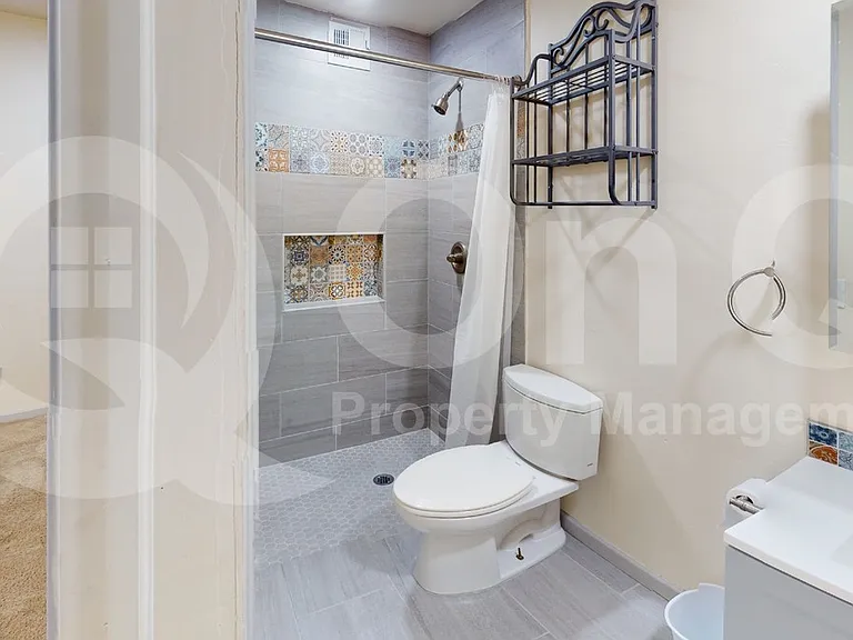 2526 E Allen Rd — Photo 14