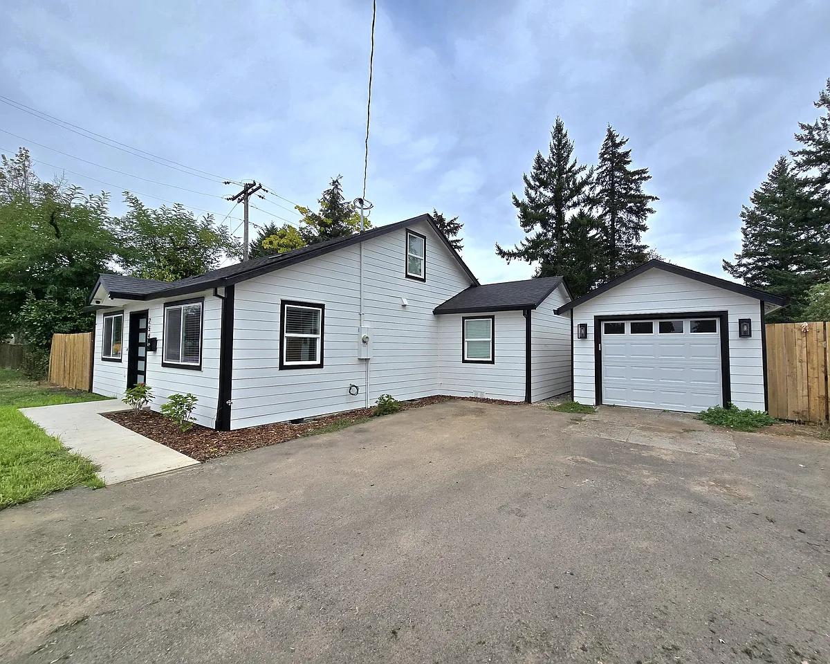 Detached garage - 2540 NE 122nd Ave