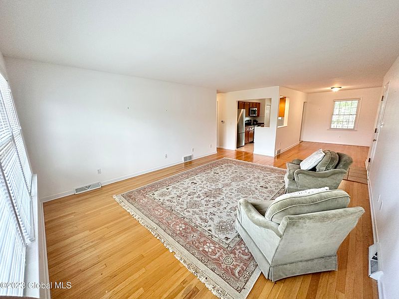 3rd image of 11 Kensington Court Apt 3