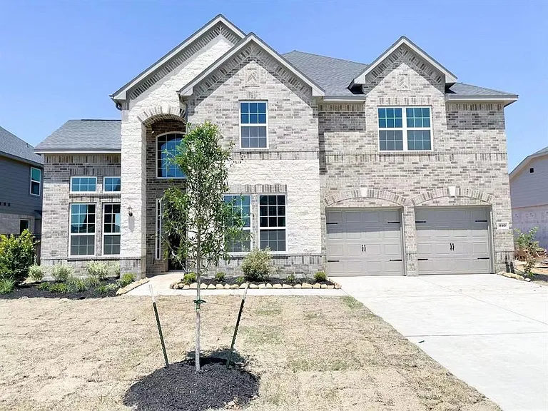 440 Round Lake Dr — Photo 1