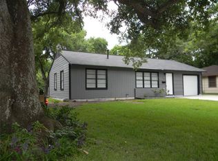 305 Caladium St, Lake Jackson, TX 77566