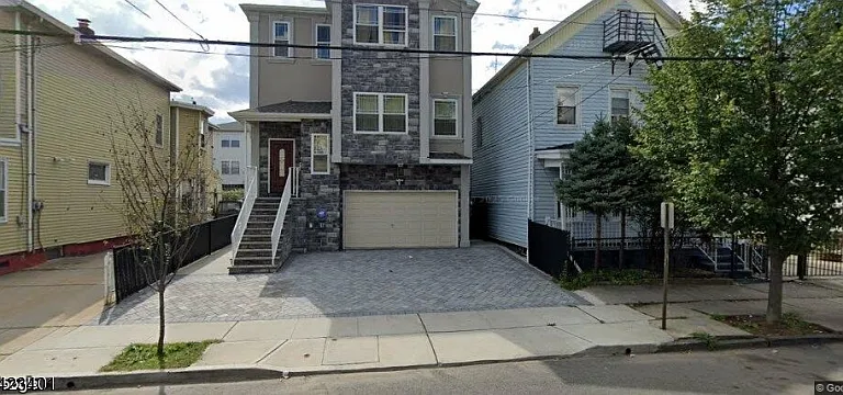 320 Marshall St — Photo 1