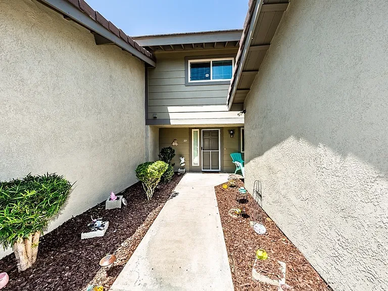 221 E Ponderosa Ln — Photo 2