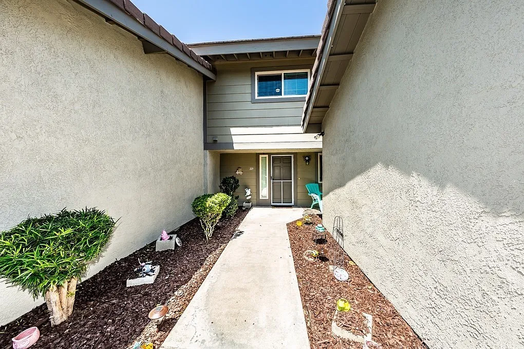 Building Photo - 221 E Ponderosa Ln
