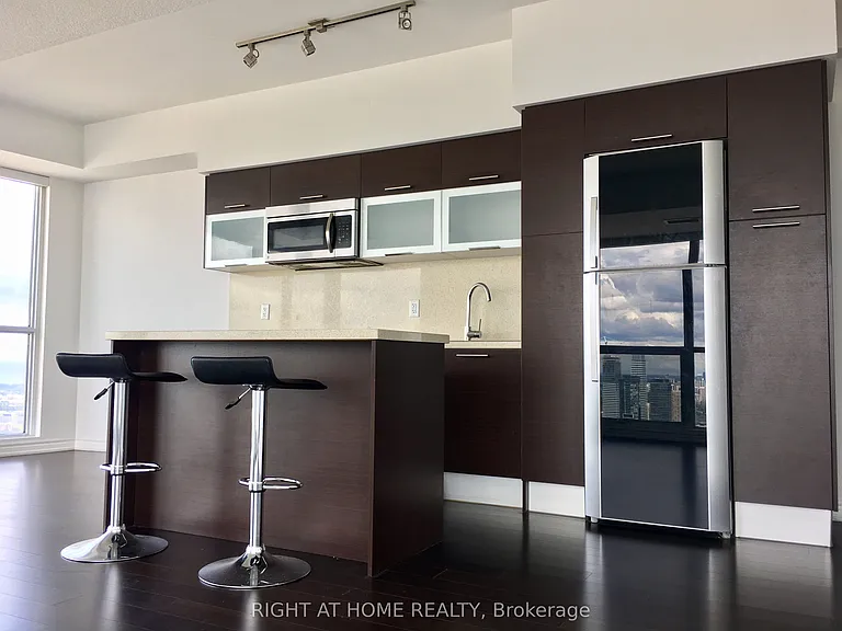 386 Yonge St #5502 — Photo 2