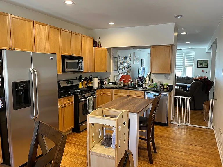 2114 W Melrose St — Photo 21