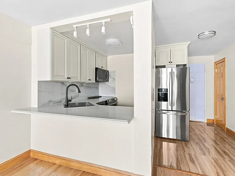 141 E 55th St #2H — Photo 2