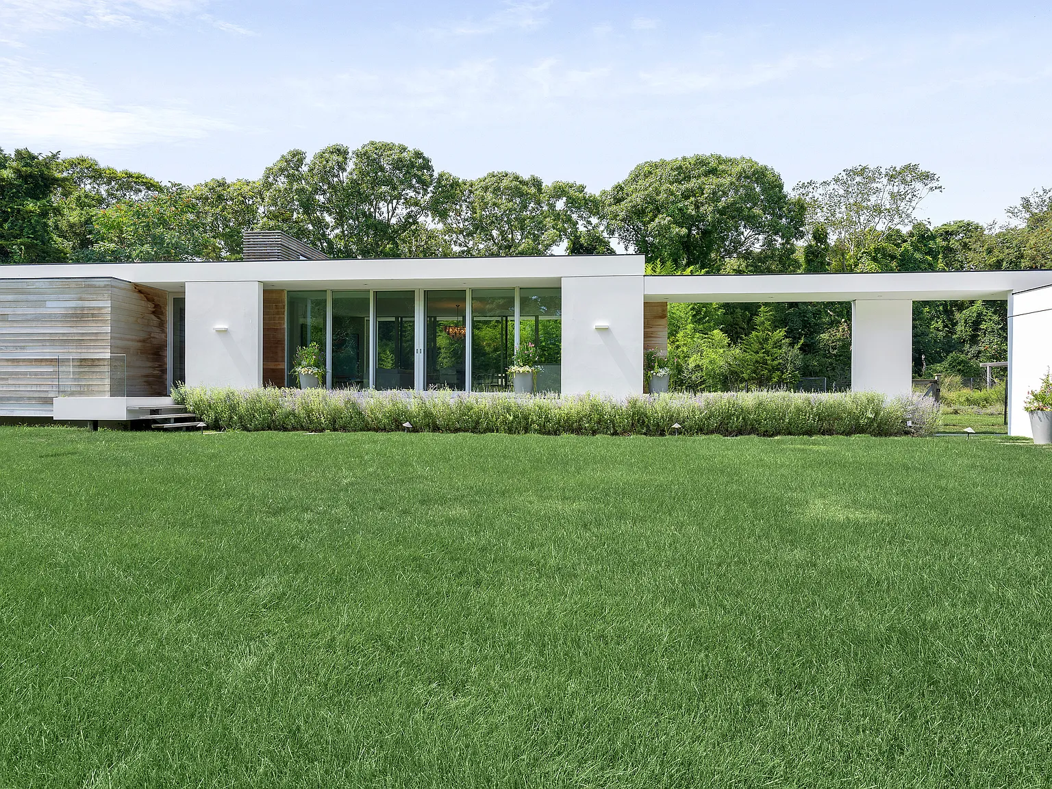 Chic North Haven Retreat with Bay Access, Pool & Tennis — Photo 1