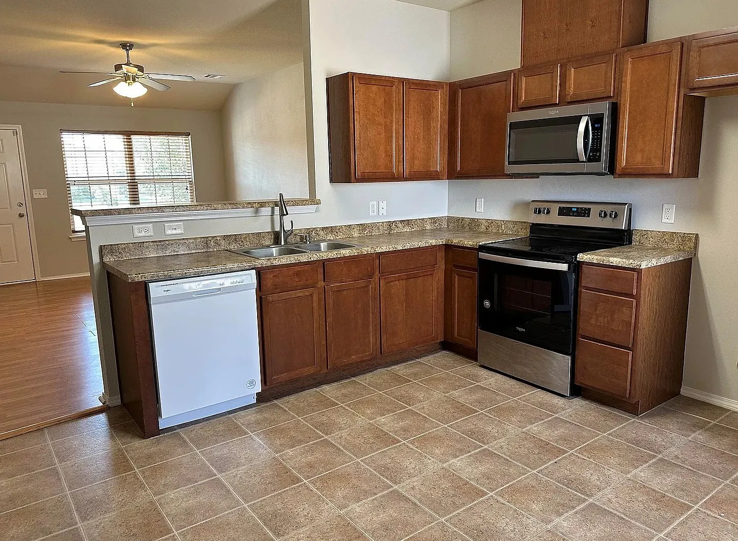 3 bed, 2.0 bath, 1170 sqft, $1,595 — Photo 4