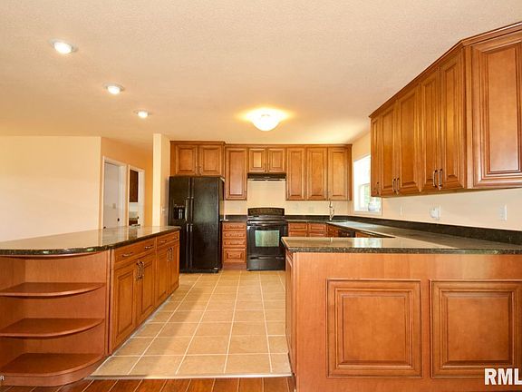 5th image of 204 N Parrish Ln