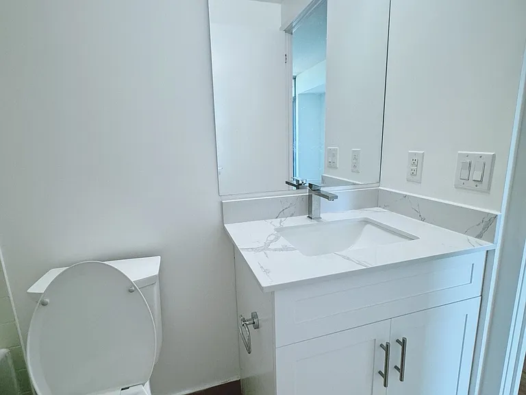 105 The Queensway #1008 — Photo 8