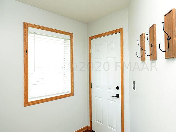 4th image of 919 39 1/2 Ave W