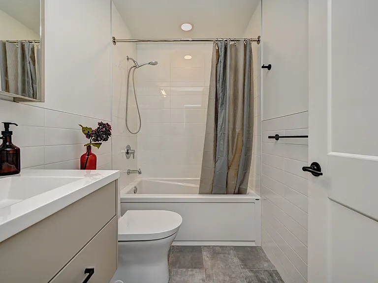 415 Duke St W — Photo 17