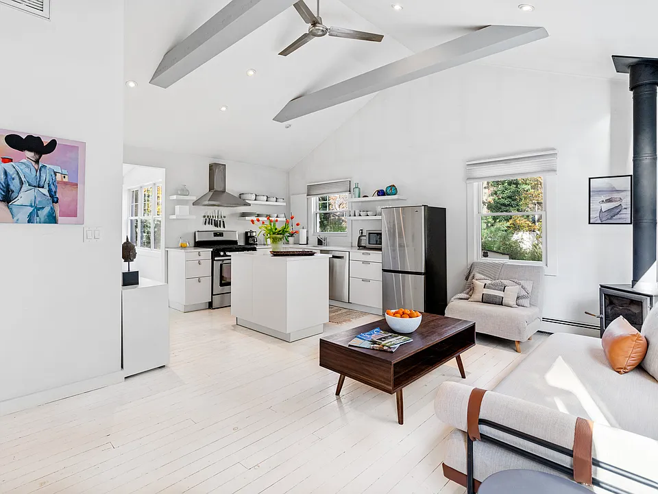 7 Bay Ave