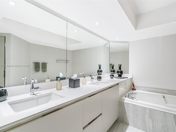 3rd image of 16485 Collins Ave APT 2732