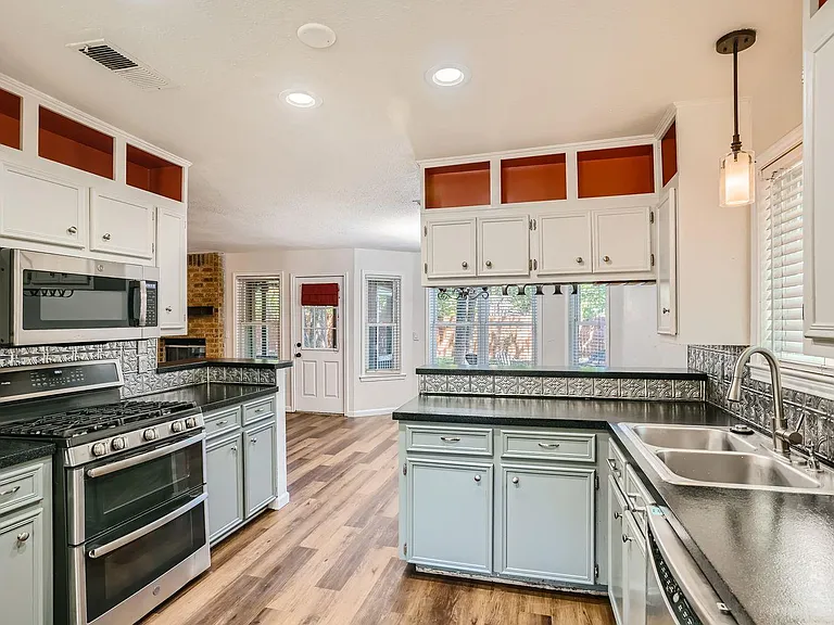 1712 Hermitage Dr — Photo 2