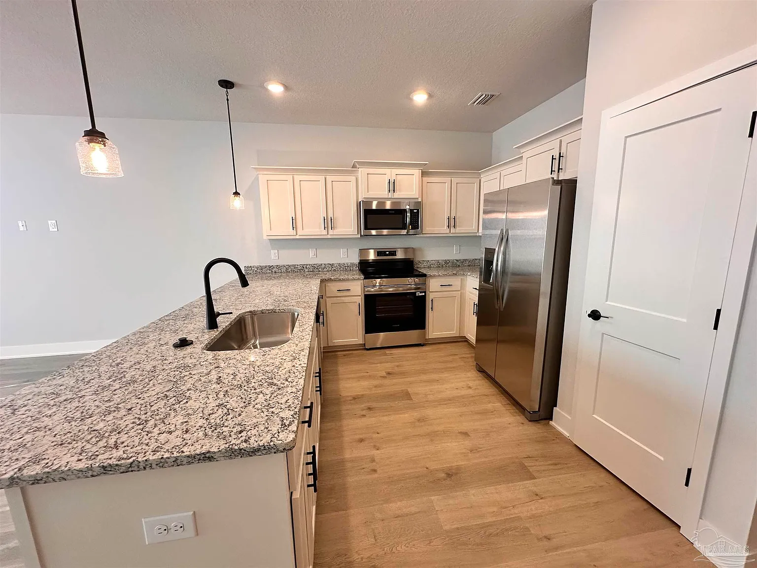 3 bed, 2.5 bath, 1543 sqft, $1,850 — Photo 3