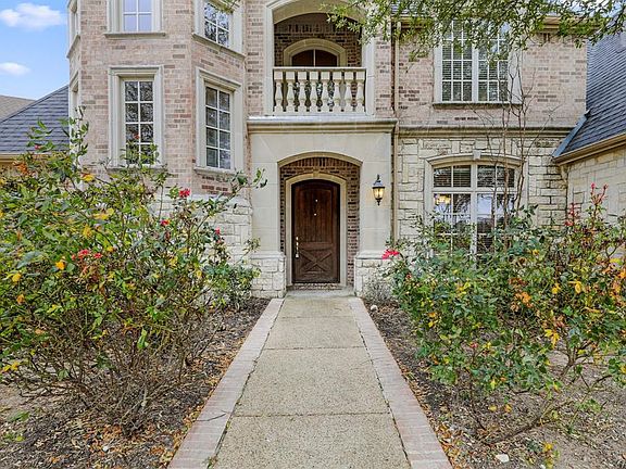 4th image of 810 Belclaire Cir